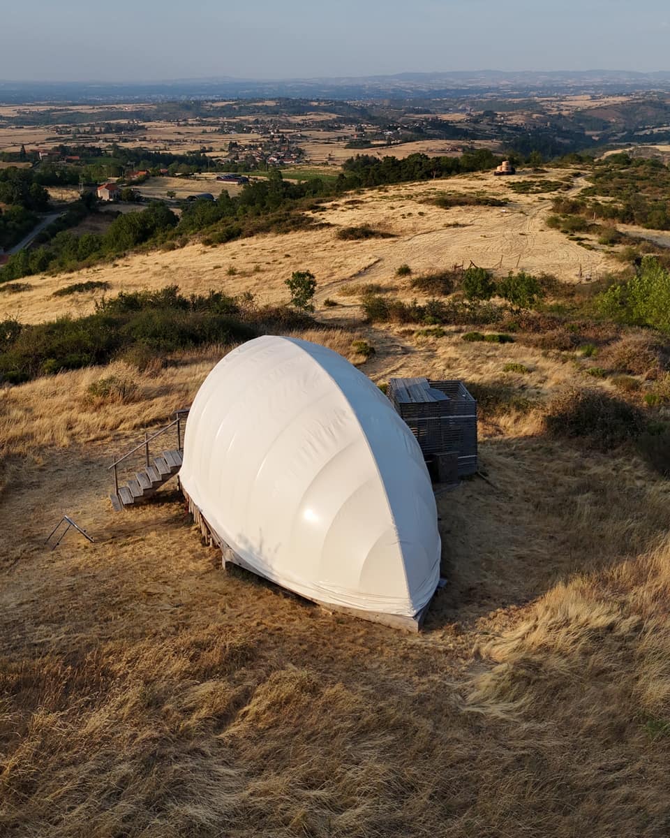 L'Ombelle perchée sur la crête au coucher du soleil, face à la plaine roannaise